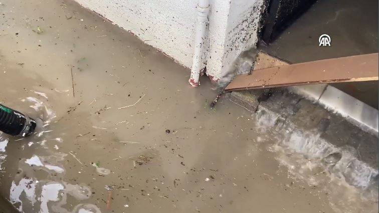 Fatsa’yı sağanak vurdu! Yollar göle döndü, iş yerleri ve araçlar sular altında kaldı - Resim: 17